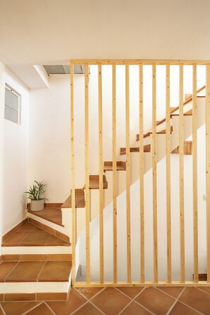 Eine Treppe mit Holzgeländern und einem Blumentopf auf der Setzebene.