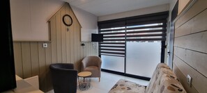Living area - Cosy Gîte 2-4 pers.⭐⭐⭐-Face Petit Train à Vapeur- Courtyard & SDB Ext.- Baie de Somme (Le Crotoy)