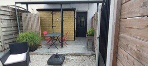 Outdoor dining - Vrbo Property (Le Crotoy)