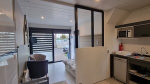 A modern kitchen with a dishwasher, microwave, and a sink. - Gîte ⭐⭐⭐ - 2 Adults + Baby - 70m² - Face Petit Train - Terrace - Le Crotoy (Le Crotoy)