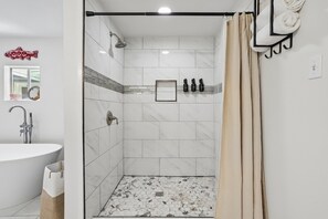 Haartrockner, Handtücher, Seife, Toilettenpapier