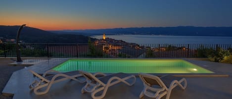 Outdoor pool, a heated pool