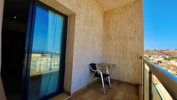 Doppel- oder Zweibettzimmer, Stadtblick | Terrasse/Patio