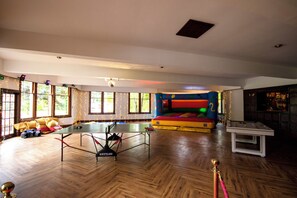 Games room - Private Scottish Manor with 15x en-suites, entertainment Pavilion & 4pm checkout (Blairgowrie)