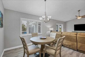 Dining - Coastal Englewood Retreat near beaches, golf and relaxing sunsets (Englewood)