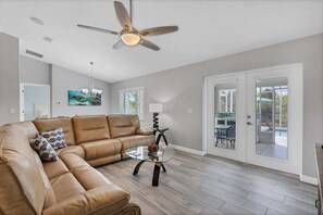 Smart TV - Coastal Englewood Retreat near beaches, golf and relaxing sunsets (Englewood)