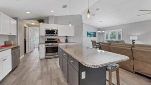 Private kitchen - Coastal Englewood Retreat near beaches, golf and relaxing sunsets (Englewood)
