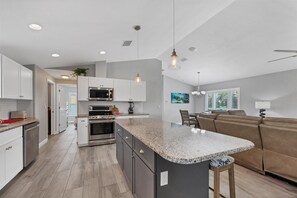 Private kitchen - Coastal Englewood Retreat near beaches, golf and relaxing sunsets (Englewood)