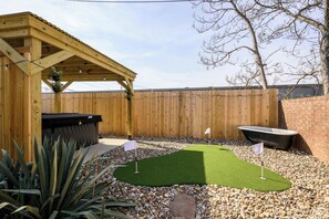 Property grounds - New! Incredible full rehab, sleeps 8, hot tub! (Louisville)