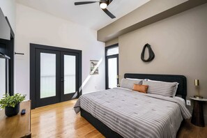 3 bedrooms, iron/ironing board, WiFi, bed sheets - New! Incredible full rehab, sleeps 8, hot tub! (Louisville)