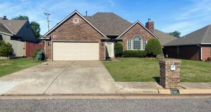2-Story Central Edmond Home - 4 bed 2.5 bath