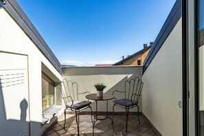 Outdoor dining - L'Atelier, artistc luxury apartment, AC WiFi, Garage, Arona (Arona)