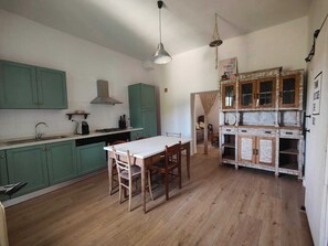 Fridge, oven, stovetop, coffee/tea maker - Charmantes Ferienhaus in San Vincenzo ruhig gelegen, ideal für Familien und Paare (Toscana)