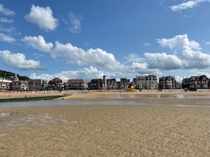 Una spiaggia con edifici storici sullo sfondo.