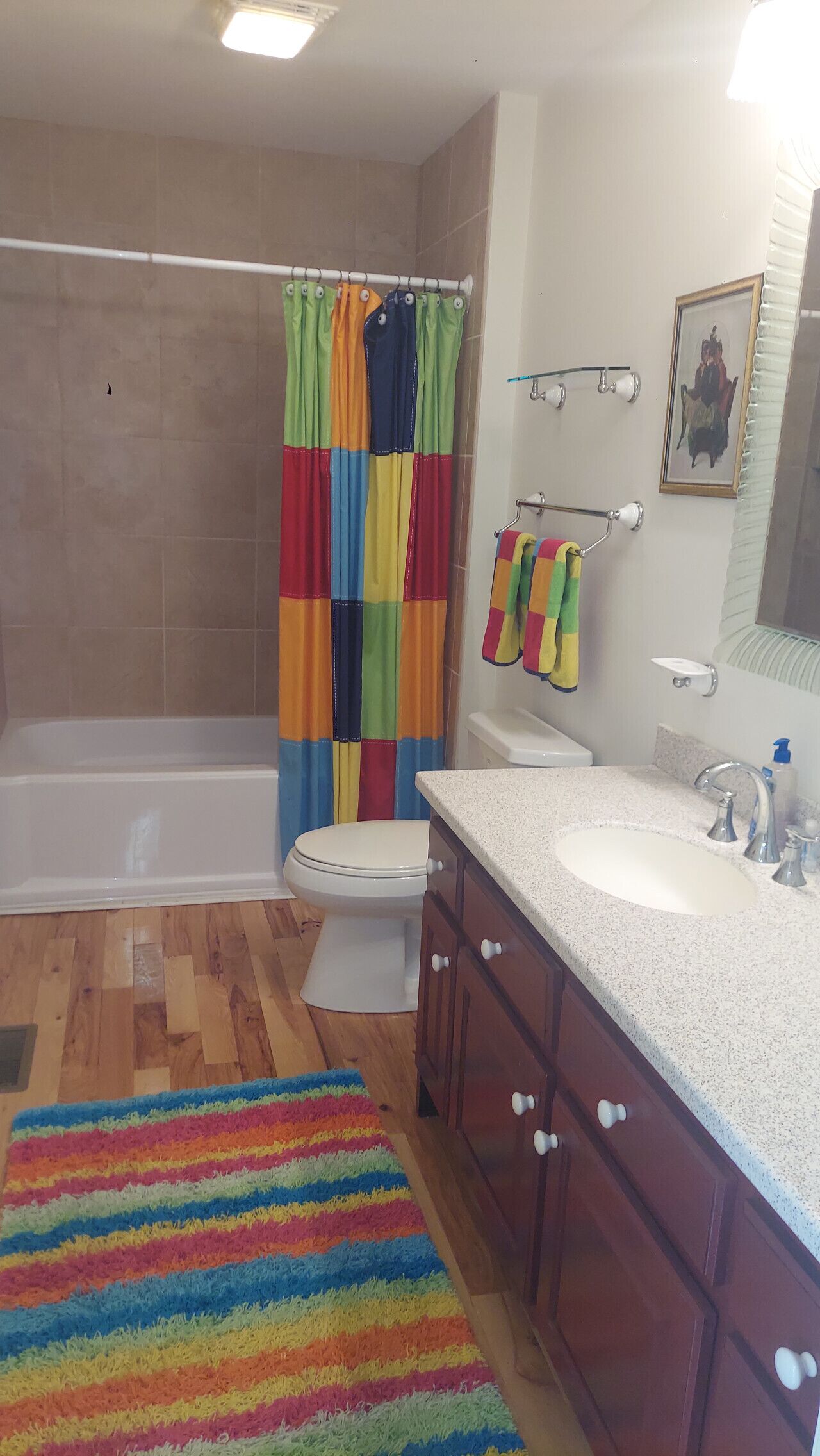 Une salle de bain équipée d’une baignoire, de toilettes, d’un lavabo et d’un rideau de douche.
