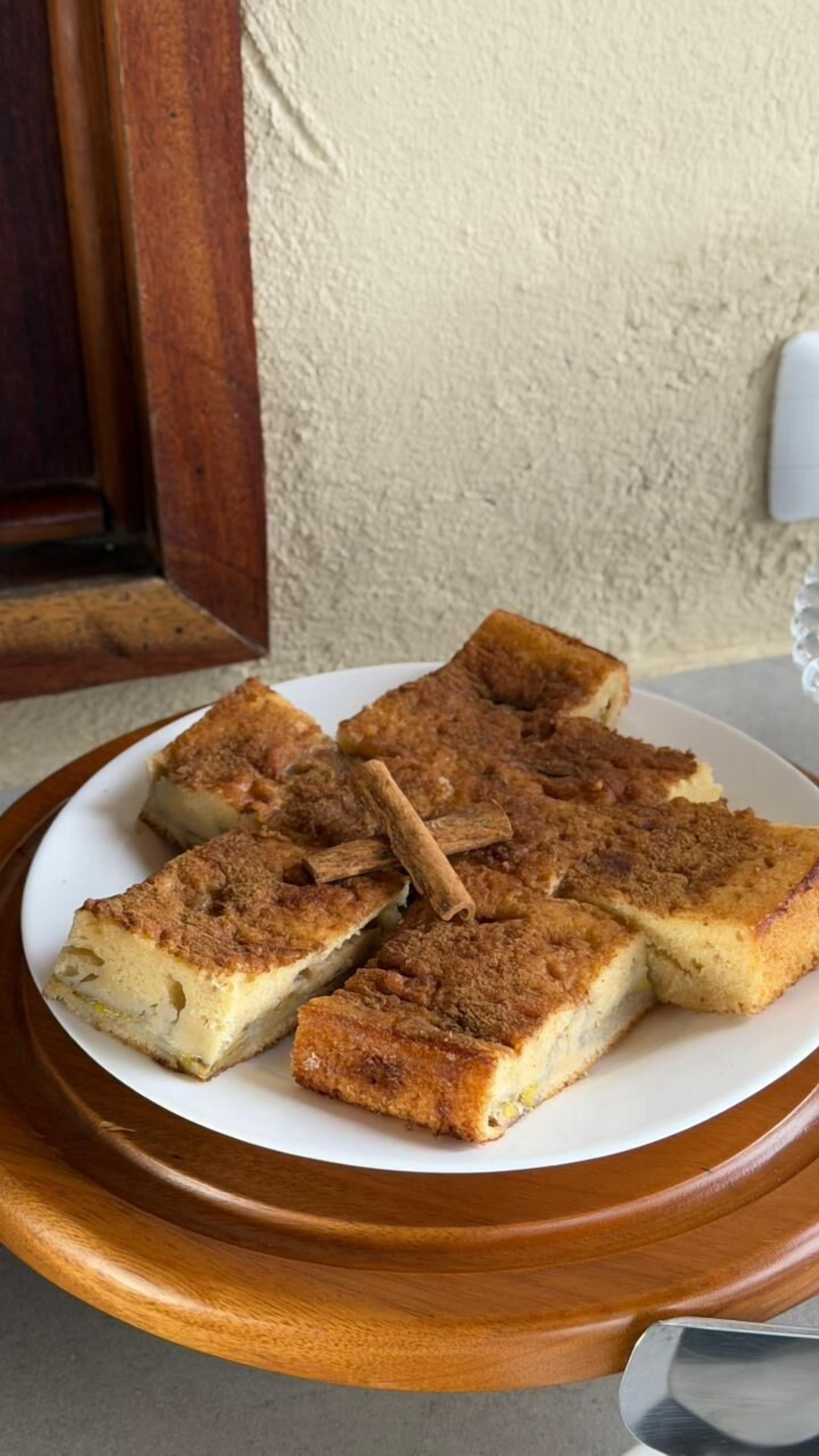 Un plato de comida sobre una mesa de madera.