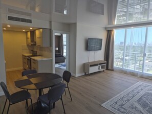 Interior - Cozy 1-bedroom 2 Bath condo in charming Downtown Hollywood (Hollywood)