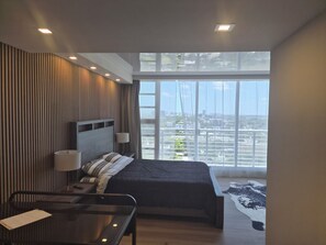 Room - Cozy 1-bedroom 2 Bath condo in charming Downtown Hollywood (Hollywood)