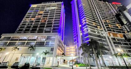 Cozy 1-bedroom 2 Bath condo in charming Downtown Hollywood