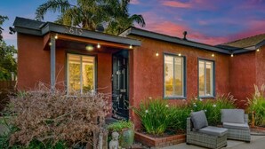 Ett hus med nummer 2819, en svart dörr och utemöbler.
