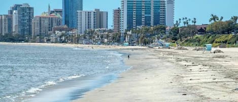 Beach nearby, sun-loungers, beach towels