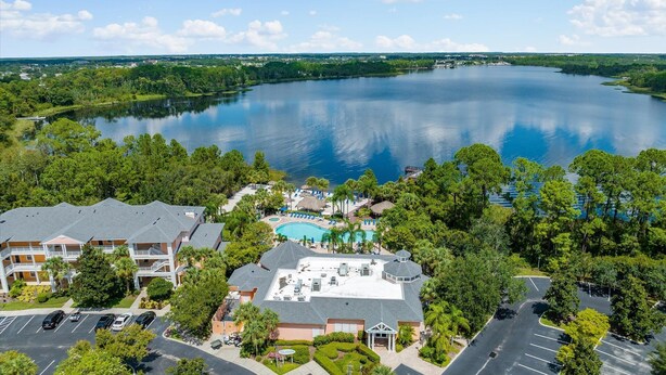 Un resort con piscina, ristorante e vista su un lago grande.