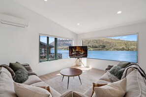 TV, stereo - Scenic 3 Bedroom Lakeview in Queenstown (Queenstown)