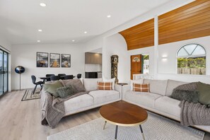 TV, stereo - Scenic 3 Bedroom Lakeview in Queenstown (Queenstown)