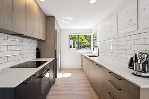 Fridge, microwave, oven, stovetop - Scenic 3 Bedroom Lakeview in Queenstown (Queenstown)