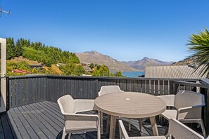 Outdoor dining - Alpine Lakeview Residence (Queenstown)