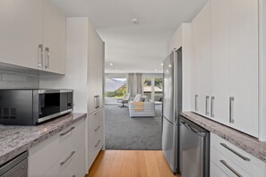 Fridge, microwave, oven, stovetop - Alpine Lakeview Residence (Queenstown)