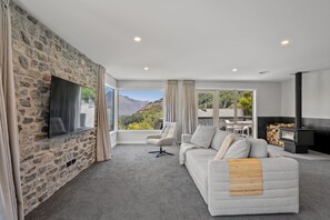 TV, fireplace - Alpine Lakeview Residence (Queenstown)