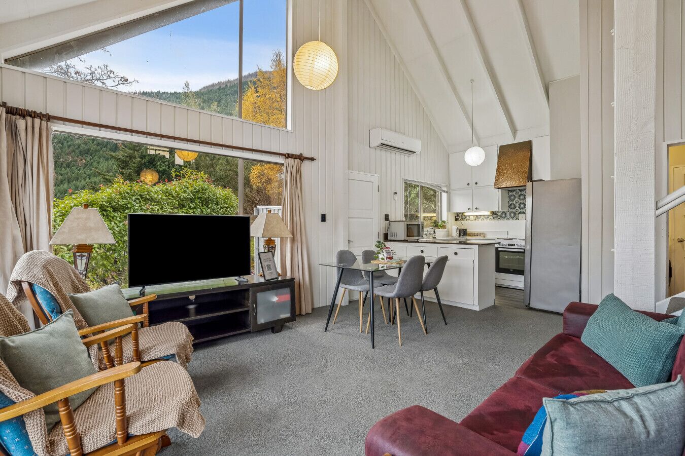 TV, fireplace