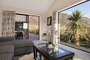 TV, fireplace - Scenic Mountainview Stay in Queenstown (Queenstown)