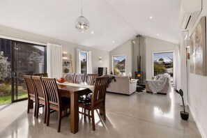 TV, fireplace - Scenic Mountainview Stay in Queenstown (Queenstown)