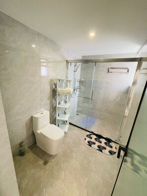 Shower, towels, soap, toilet paper - Chic, furnished BnB with high-speed internet and a washing machine. Stay ready. (Nairobi)