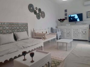 Living area - Pedestrians in the water in the Medina at Hammamet Centre (Hammamet)