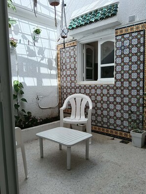 Terrace/patio - Pedestrians in the water in the Medina at Hammamet Centre (Hammamet)