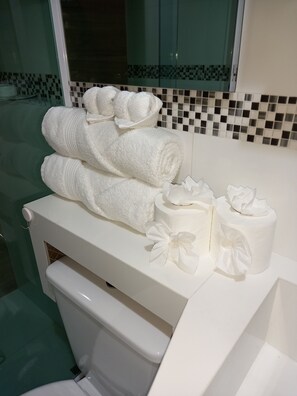 Un baño con inodoro, lavabo y espejo.