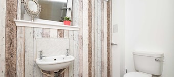 Aberdeen Spacious House - 3 Beds - Sleeps 5 with Free Parking and Fast Wi-Fi