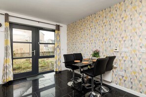 Dining - Aberdeen Spacious House - 3 Beds - Sleeps 5 with Free Parking and Fast Wi-Fi (Aberdeen City)