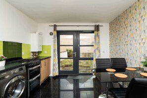 Fridge, microwave, oven, stovetop - Aberdeen Spacious House - 3 Beds - Sleeps 5 with Free Parking and Fast Wi-Fi (Aberdeen City)
