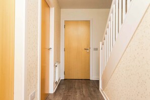 Interior - Aberdeen Spacious House - 3 Beds - Sleeps 5 with Free Parking and Fast Wi-Fi (Aberdeen City)