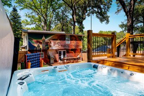 Outdoor spa tub - Sylvans Escape - Pool, Hot Tub, Games, Sleeps 12, 10mins from World Cup Stadium (Atlanta)