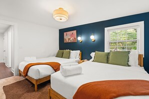 5 bedrooms, iron/ironing board, WiFi, bed sheets - Sylvans Escape - Pool, Hot Tub, Games, Sleeps 12, 10mins from World Cup Stadium (Atlanta)