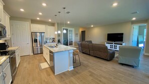 Interior - 4-bedroom house with 3 bathrooms, a 3-car garage, and plenty of open space. (Punta Gorda)