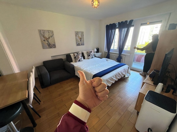 2 bedrooms, iron/ironing board, free WiFi, bed sheets - 2-Bedroom Apartment in Central Zurich (Zürich)