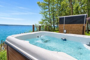 Outdoor spa tub - Seneca Lakefront | Hot Tub, Sauna & Epic Game Room / Bar (Penn Yan)