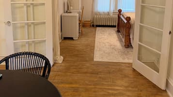 4 quartos, escrivaninha, ferros/tábuas de passar roupa