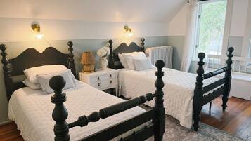 4 bedrooms, desk, iron/ironing board, free WiFi